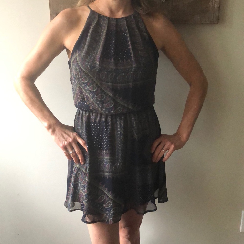 Super cute paisley print dress.